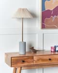 Pikkukuva 5 / 11: Pöytävalaisin beige 68 cm betoni jalka pellava kartiovarjostin moderni tyyli