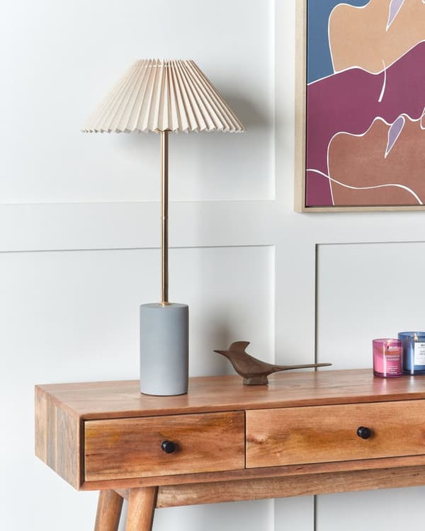 Pöytävalaisin beige 68 cm betoni jalka pellava kartiovarjostin moderni tyyli