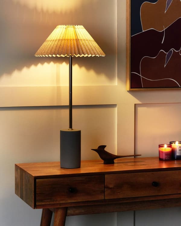 Sengebordslampe Beige hørskærm Metalfod i beton 68 cm Moderne stil Stue Soveværelse
