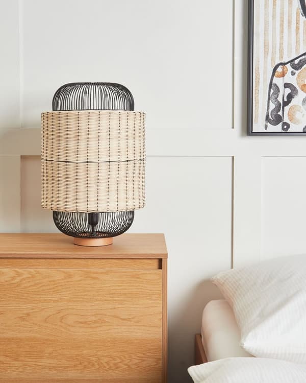 Bordlampe naturlig farve/sort naturlig rattan metalbur naturlig stil stue værelse opholdsrum