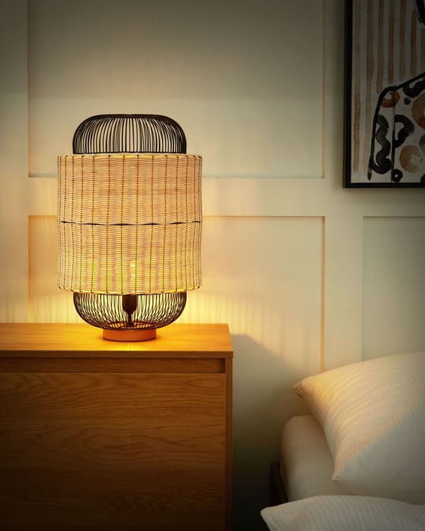 Bordlampe naturlig farve/sort naturlig rattan metalbur naturlig stil stue værelse opholdsrum