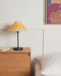Miniatyrbillede 4 af 9: Bordlampe i beige/gul papir med kegleformet skærm med metalfod i bohemestil stue bord