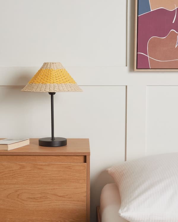 Bordlampe i beige/gul papir med kegleformet skærm med metalfod i bohemestil stue bord