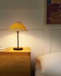 Miniatyrbillede 2 af 9: Bordlampe i beige/gul papir med kegleformet skærm med metalfod i bohemestil stue bord