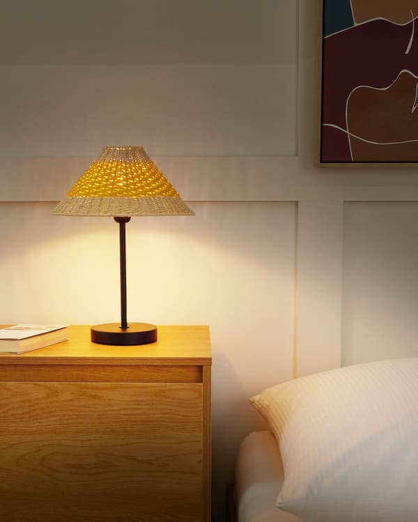 Bordlampe i beige/gul papir med kegleformet skærm med metalfod i bohemestil stue bord