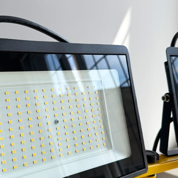 Rakennus-LED-halogeeni jalustalla RSL005-2x50N