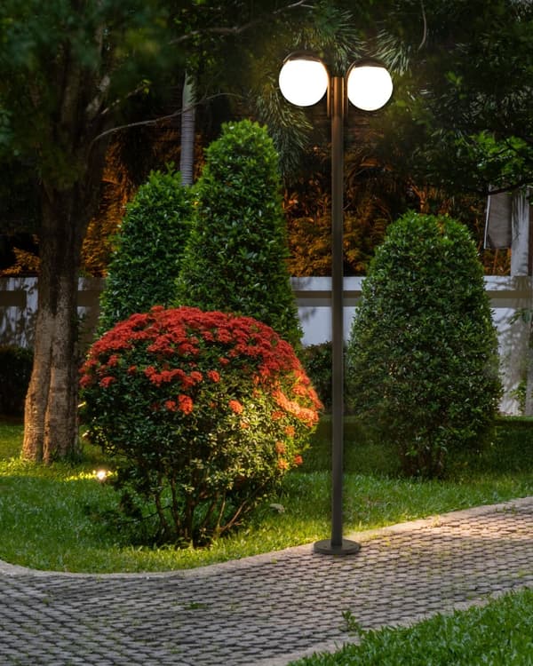 Lygtepæl Sort Aluminium 205 cm Gadelygte til Haven LED Gadelampe med 2 Arme Klassisk Lysstolpe Design Belysning Udendørs Gadelys