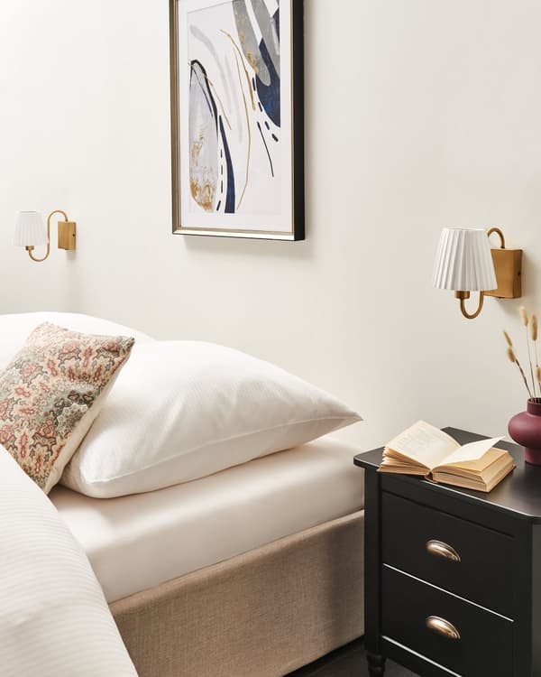 Sett med 2 Vegglamper Hvit Stoffskjerm Jern Metall Gullfot Glamour stil Kontor Soverom