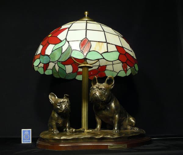 Fransk bulldog - lampe med en farvet glasskærm, bordlampe med en hundestatuette, retro interiørdesign af Art-Dog