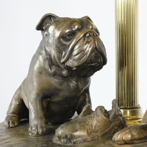 Engelsk bulldogg, Bulldog - lampa med en lampskärm av målat glas, bordslampa med en hundstatyett, retro inredning av Art-Dog