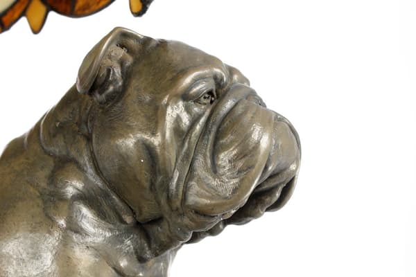 Engelsk bulldogg, Bulldog - lampa med en lampskärm av målat glas, bordslampa med en hundstatyett, retro inredning av Art-Dog