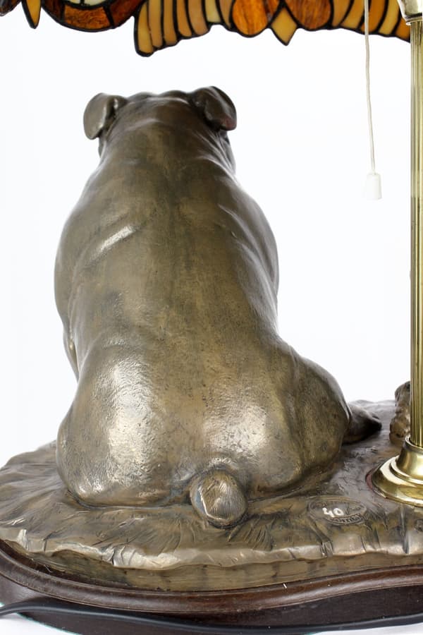 Engelsk bulldogg, Bulldog - lampa med en lampskärm av målat glas, bordslampa med en hundstatyett, retro inredning av Art-Dog