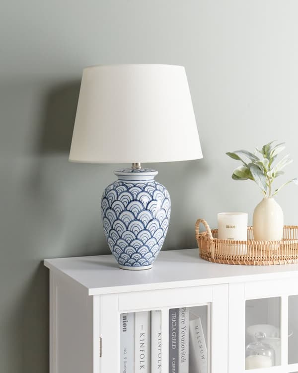 Bordlampe med Blå og Hvit Porselensfot Linskjerm Dekorert med et Mønster Belysning Stue Soverom