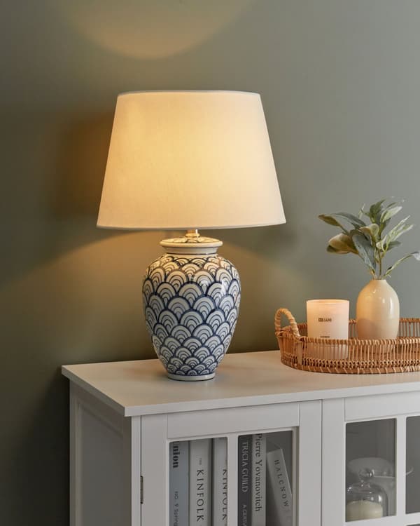 Bordlampe med Blå og Hvit Porselensfot Linskjerm Dekorert med et Mønster Belysning Stue Soverom