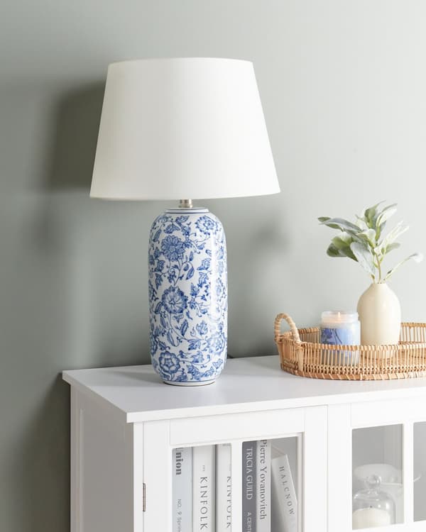 Bordlampe Blå og Hvit Porselensfot Linskjerm Dekorert med Blomstermønster Stue Soverom Belysning