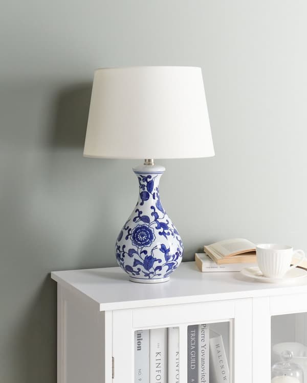 Bordlampe Hvit og Blå Porselensfot Lin Trommeskjerm med en Blomstret Mønster Belysning Stilig