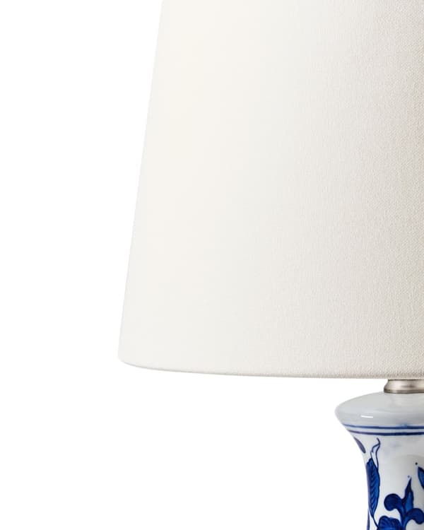 Bordlampe Hvit og Blå Porselensfot Lin Trommeskjerm med en Blomstret Mønster Belysning Stilig