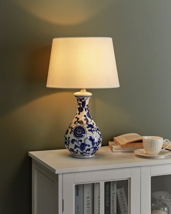 Bordlampe Hvit og Blå Porselensfot Lin Trommeskjerm med en Blomstret Mønster Belysning Stilig