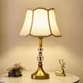 Miniatyrbild 2 av 2: Europeisk stil bordslampa, elegant tygskärm, polerad kromfinish,Knappbrytare, Stil A