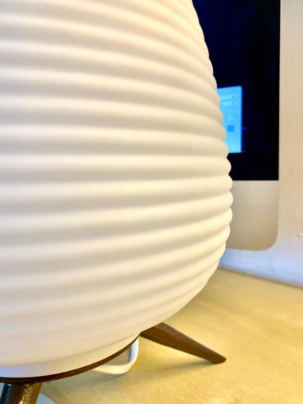Hive T - moderne bordlampe - glaskokon