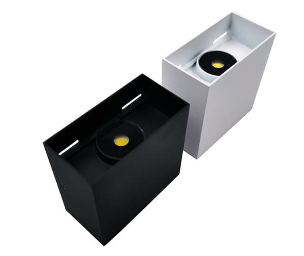 Modern fyrkantig vägglampa i aluminium med kabelansluten upp- och nedåtriktad belysning, lämplig för rum och trappor.