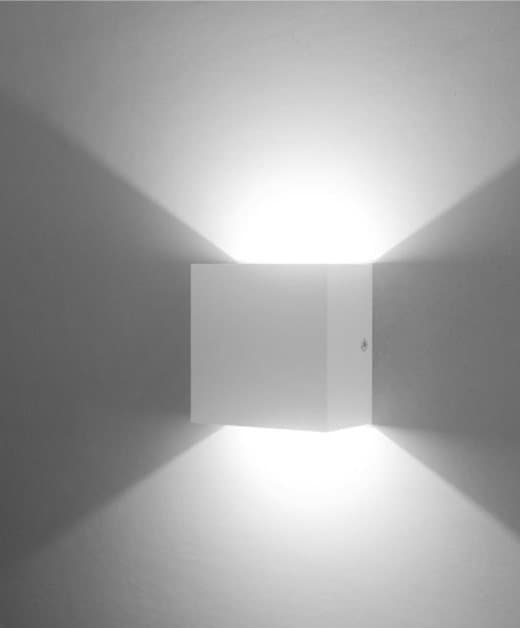 Modern fyrkantig vägglampa i aluminium med kabelansluten upp- och nedåtriktad belysning, lämplig för rum och trappor.