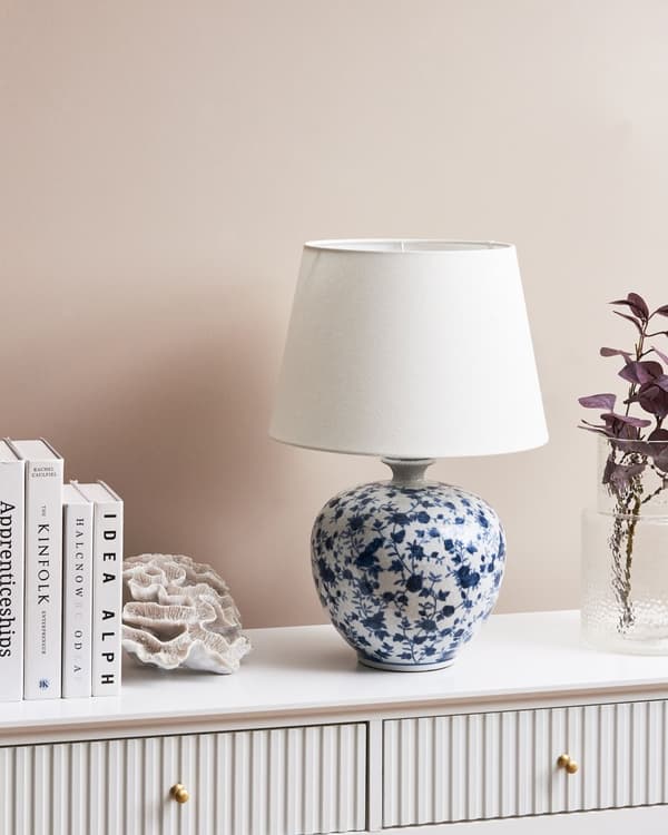 Bordlampe Hvit og Blå Porselensfot Lin Trommeskjerm med en Blomstret Patten Belysning Stilig