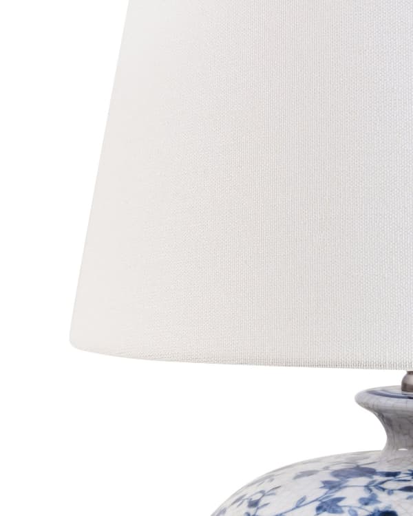 Bordlampe Hvit og Blå Porselensfot Lin Trommeskjerm med en Blomstret Patten Belysning Stilig