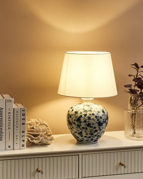 Bordlampe Hvit og Blå Porselensfot Lin Trommeskjerm med en Blomstret Patten Belysning Stilig