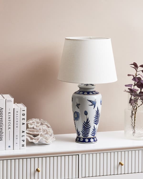 Bordlampe Hvit og Blå Porselensfot Lin Trommeskjerm med en Blomstret Patten Belysning Stilig