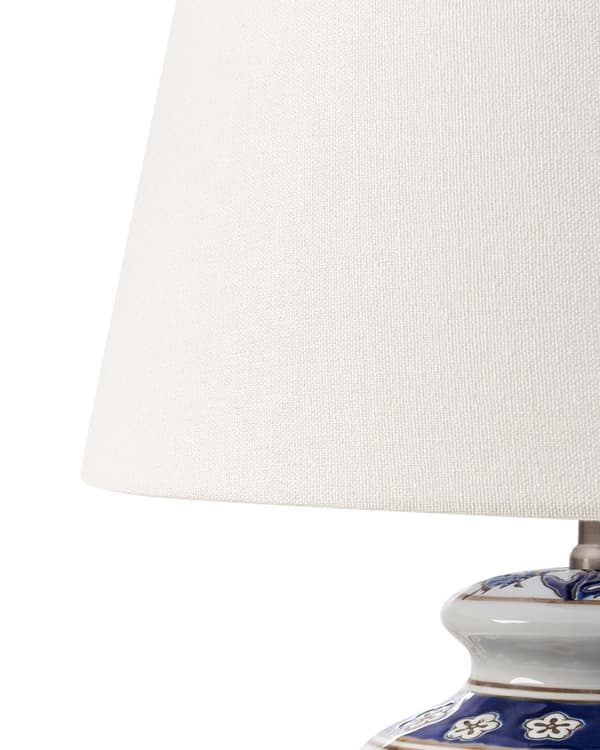 Bordlampe Hvit og Blå Porselensfot Lin Trommeskjerm med en Blomstret Patten Belysning Stilig