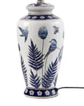 Miniatyrbilde 7 av 10: Bordlampe Hvit og Blå Porselensfot Lin Trommeskjerm med en Blomstret Patten Belysning Stilig