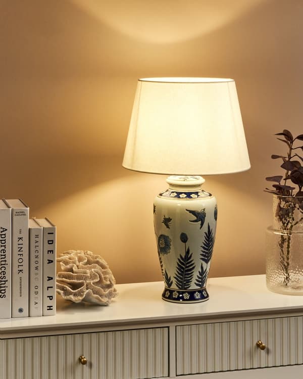 Bordlampe Hvit og Blå Porselensfot Lin Trommeskjerm med en Blomstret Patten Belysning Stilig