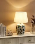 Miniatyrbilde 2 av 10: Bordlampe Hvit og Blå Porselensfot Lin Trommeskjerm med Blomstret Patten Belysning Stilfull