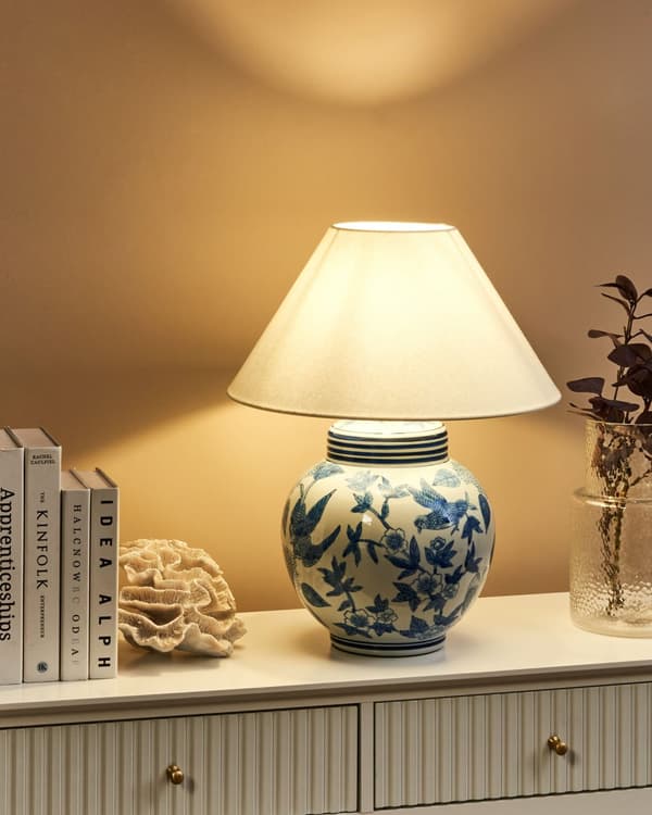 Bordlampe Hvit og Blå Porselensfot Linklokke med Blomstret Patten Belysning Stilfull