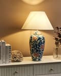 Miniatyrbilde 2 av 10: Bordlampe Hvit og Blå Porselensfot Linklokke med Blomstret Patten Belysning Stilfull