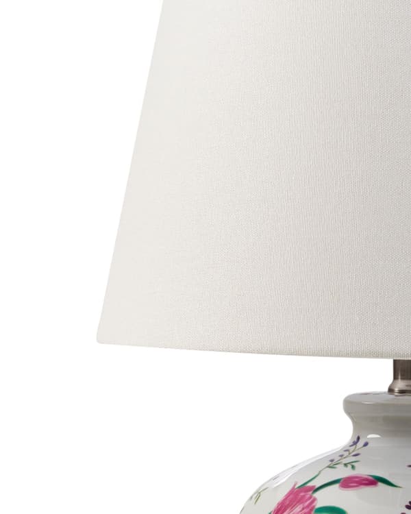 Bordlampe Hvit Porselensfot Lin Trommeskjerm med Blomstret Patten Belysning Stilfull
