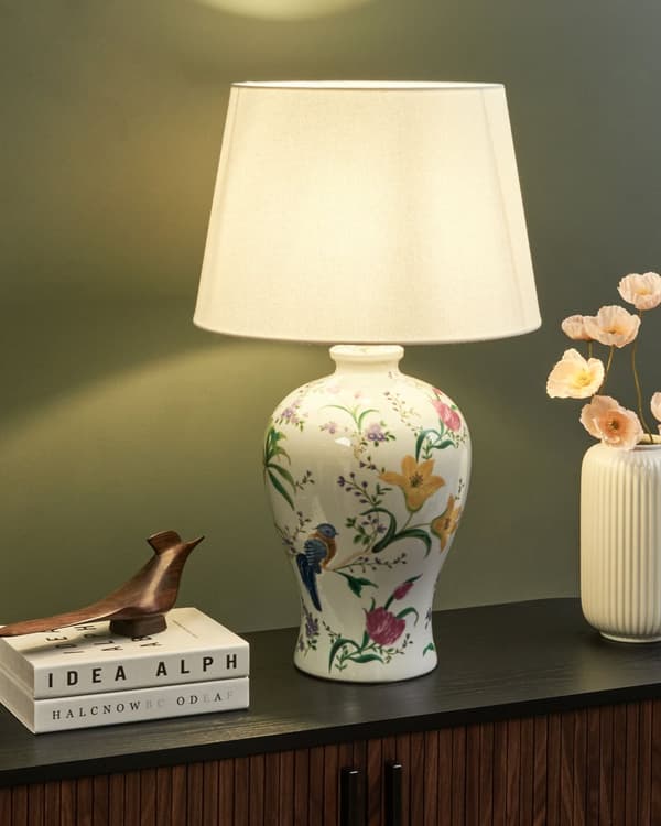 Bordlampe Hvit Porselensfot Lin Trommeskjerm med Blomstret Patten Belysning Stilfull