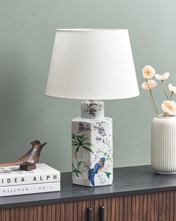 Bordlampe Hvit Porselensfot Lin Trommeskjerm med Blomstret Patten Belysning Stilfull