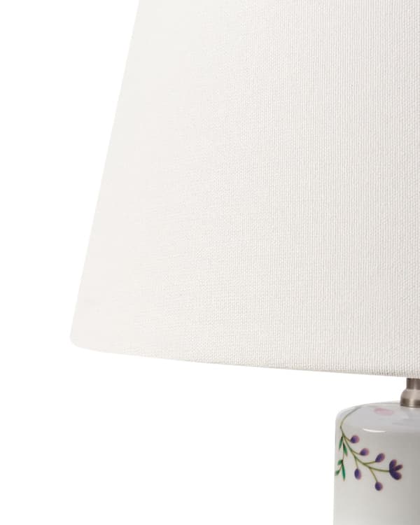 Bordlampe Hvit Porselensfot Lin Trommeskjerm med Blomstret Patten Belysning Stilfull