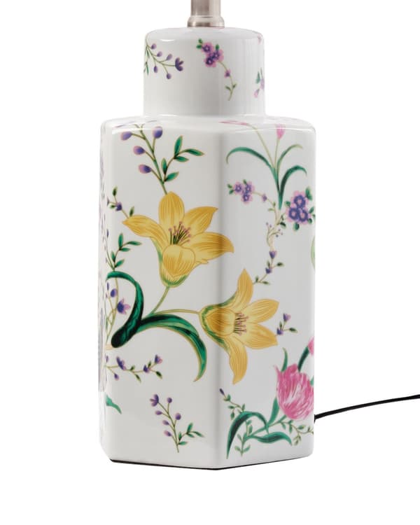 Bordlampe Hvit Porselensfot Lin Trommeskjerm med Blomstret Patten Belysning Stilfull