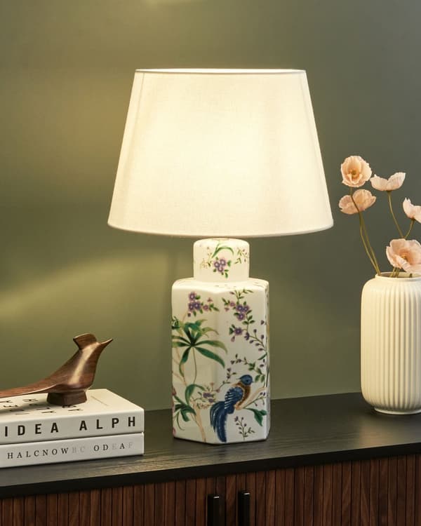 Bordlampe Hvit Porselensfot Lin Trommeskjerm med Blomstret Patten Belysning Stilfull