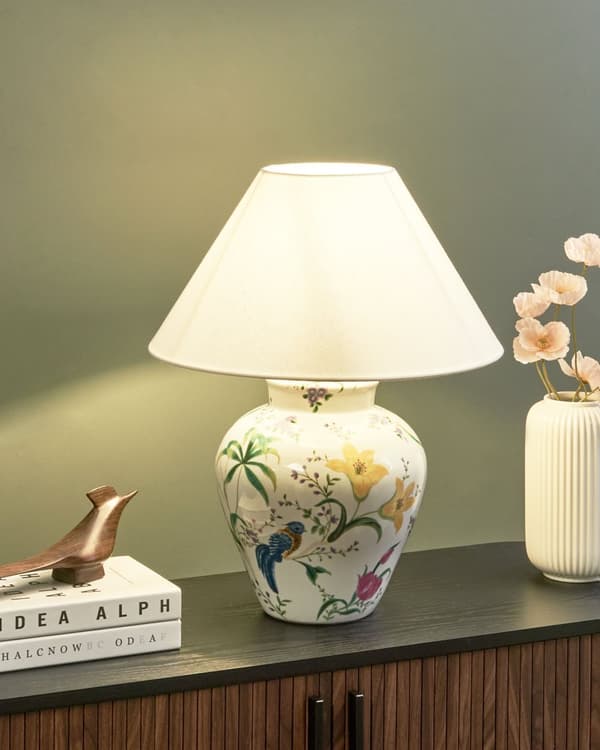 Bordlampe Hvid porcelænsfod Klokkeskærm i hør med en blomstret patte Belysning Stilfuld
