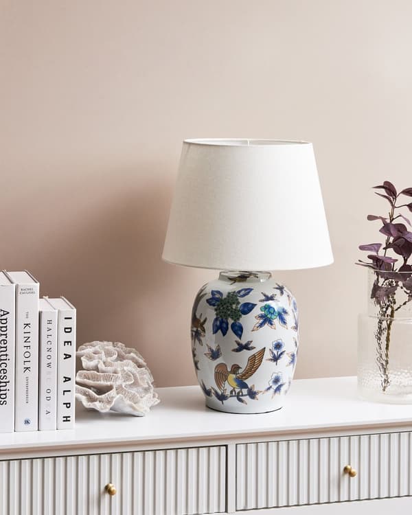 Bordlampe med hvid porcelænsfod skærm af hørstof med blomstermønster belysning stilfuld