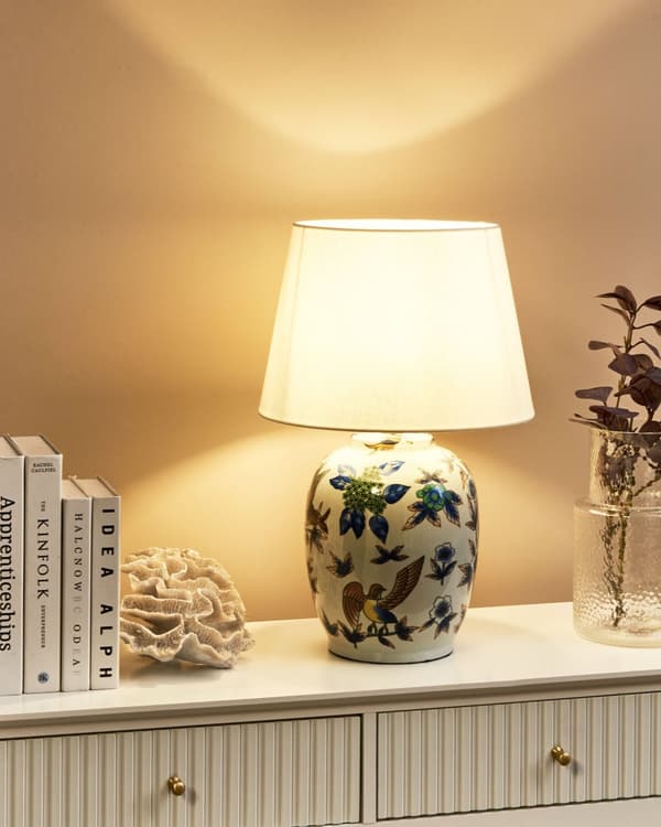 Bordlampe med hvid porcelænsfod skærm af hørstof med blomstermønster belysning stilfuld