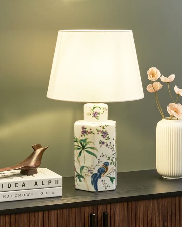 Bordlampe hvid porcelænsfod hørtromleskærm med blomstret pattebelysning stilfuld