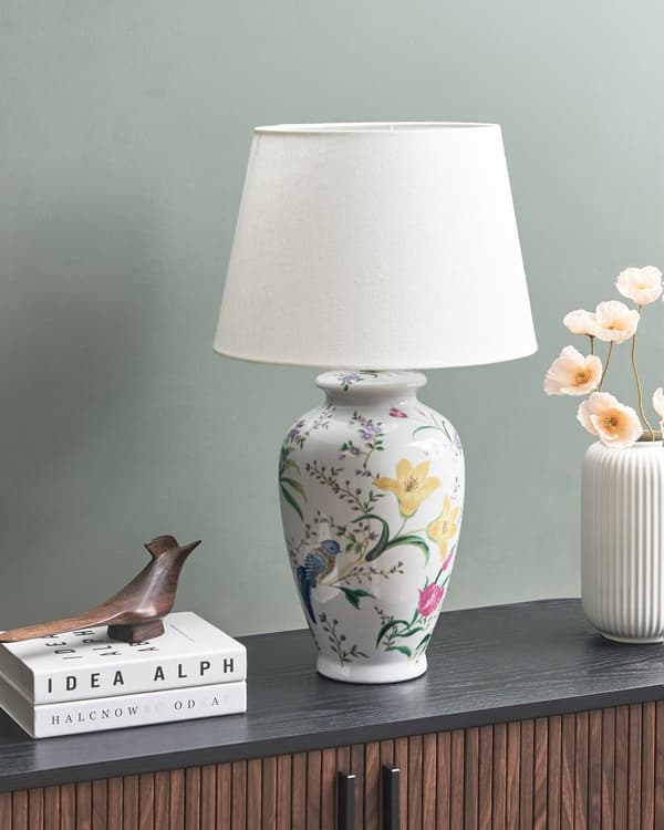 Bordlampe hvid porcelænsfod hørtromleskærm med blomstret pattebelysning stilfuld