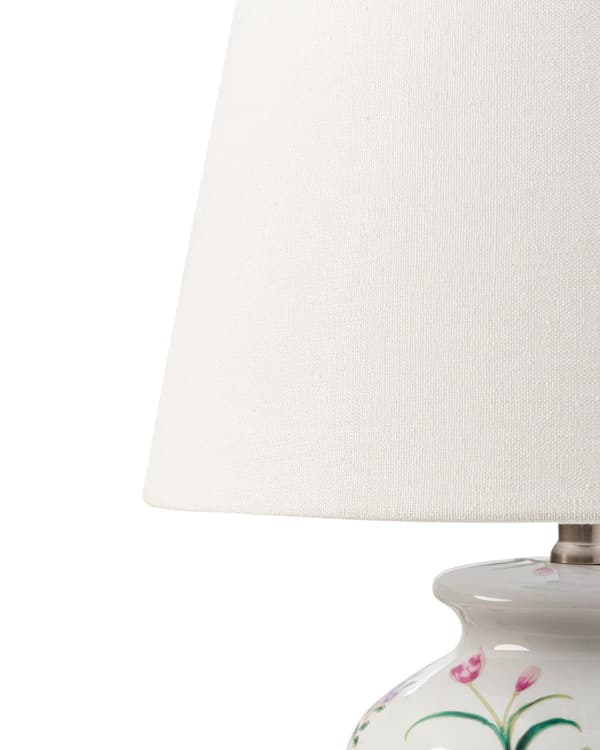 Bordlampe hvid porcelænsfod hørtromleskærm med blomstret pattebelysning stilfuld