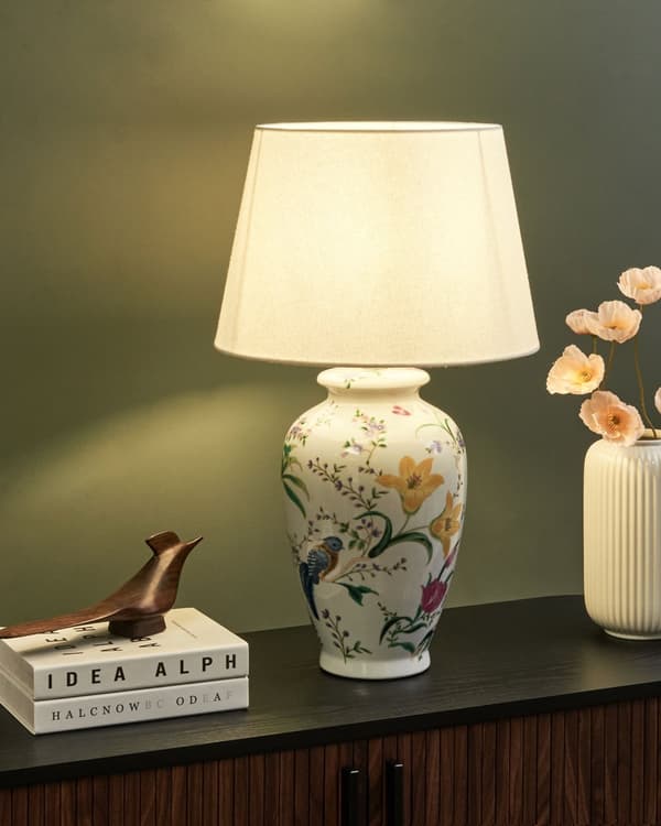 Bordlampe hvid porcelænsfod hørtromleskærm med blomstret pattebelysning stilfuld