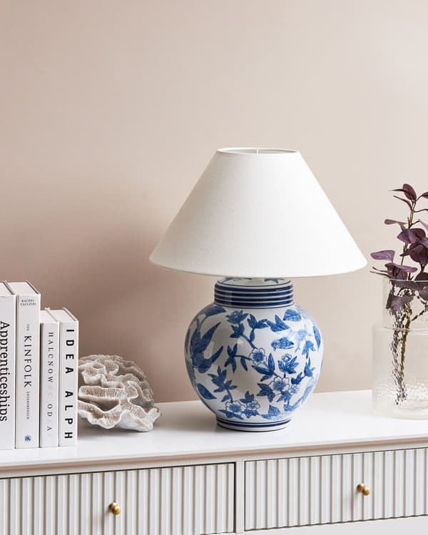 Bordlampe Hvid og blå porcelænsfod Klokkeskærm i hør med blomstret patte Belysning Stilfuld